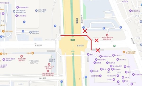 龙信金融 丰海北街与南苑路路口过街天桥修建多年，至今只有一半开放