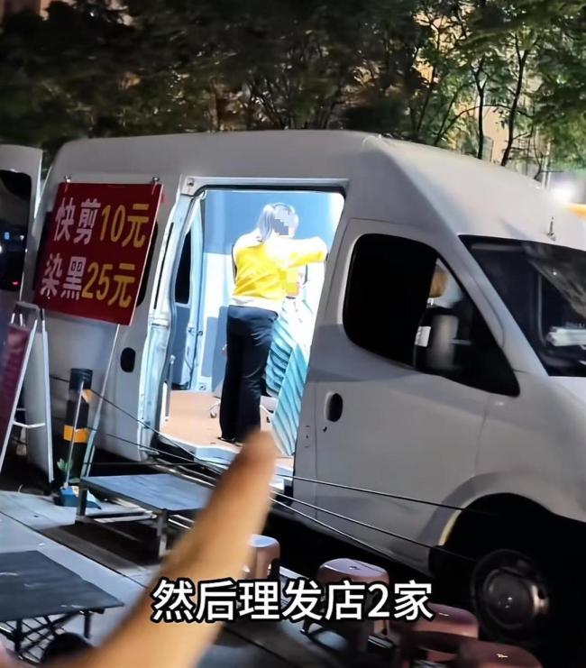 昆明“理发摊一条街”火了