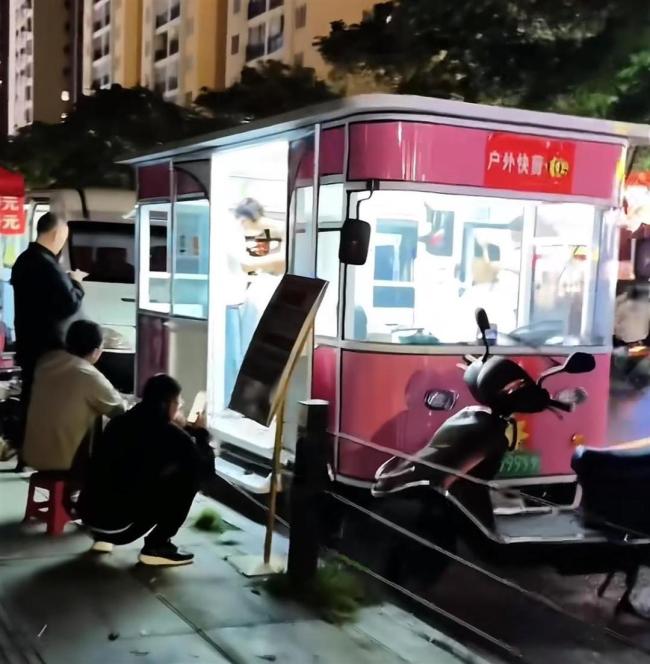 昆明“理发摊一条街”火了 地摊经济新亮点